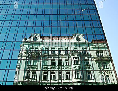 Modernes Bürogebäude, Glaswand, Reflexion Stockfoto