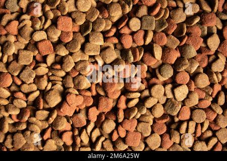 Hintergrund für trockenes, farbenfrohes Katzen- und Hundefutter, Draufsicht Stockfoto