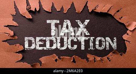 Text mit Abzug für Inspirationssteuer. Betrag des Geschäftskonzepts, der vor der Berechnung der Steuerschulden vom Einkommen abgezogen wird Stockfoto