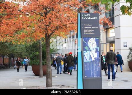 Geschäfte auf dem Kings Boulevard hinter Kings Cross in Herbstfarben im Norden Londons, Großbritannien Stockfoto