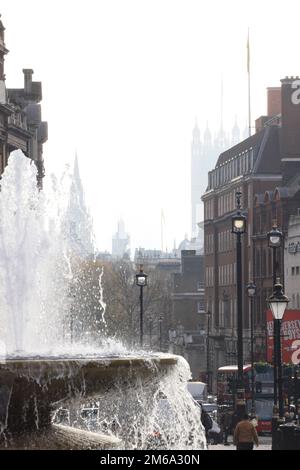 Whitehall an einem nebligen Wintertag, vom Trafalgar Square im Zentrum von London, Großbritannien Stockfoto