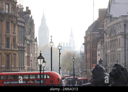 Whitehall an einem nebligen Wintertag, vom Trafalgar Square im Zentrum von London, Großbritannien Stockfoto