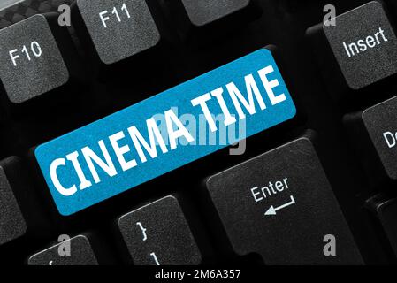 Handgeschriebenes Schild Cinema Time. Geschäftskonzept, welches Unterhaltung wie die Filmvorführung planmäßig beginnen soll Stockfoto