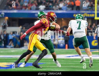 Arlington, Texas, USA. 2. Januar 2023. Tulane Green Wave Quarterback MICHAEL PRATT (7) möchte Trojanern aus dem Weg gehen. (Kreditbild: © Gregory Dodds/ZUMA Press Wire) Stockfoto