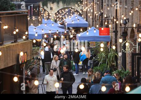 Weihnachtsmarkt in der Lower Stable Street in CDY bei Kings Cross, Nord-London, Großbritannien Stockfoto