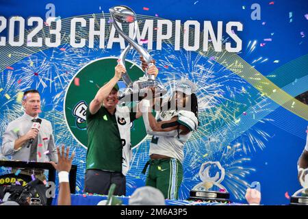 Arlington, Texas, USA. 2. Januar 2023. Tulane Green Wave Head Coach WILLIE FRITZ und defensiver MVP Tulane Green Wave Linebacker DORIAN WILLIAMS (2) heben die Trophäe „Cotton Bowl 2023“ an. (Kreditbild: © Gregory Dodds/ZUMA Press Wire) Stockfoto