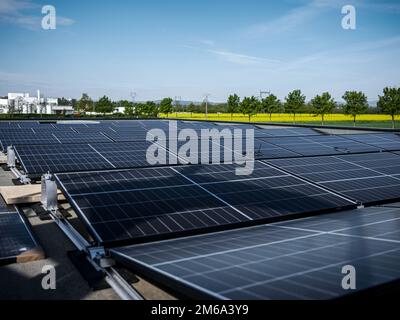 Sonnenkollektoren auf dem Dach Stockfoto