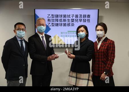 (L-R) Leung Wing-Cheong, Consultant, Abteilung für Geburtshilfe und Gynäkologie, Kwong Wah Hospital; Au Yeung kam-Chuen, Vorsitzender des HA-Koordinierungsausschusses für Geburtshilfe und Gynäkologie; Viola Chan Ying-tze, Associated Consultant, Abteilung für Geburtshilfe und Gynäkologie, Kwong Ma, Leitender Gesundheitsdienst und Vinci Gesundheitsministerium posieren für ein Bild während einer Pressekonferenz zum Abstrichtest zur Prävention einer neonatalen Gruppe-B-Streptokokken-Infektion am Hauptsitz der Krankenhausbehörde (HA). 22DEC22 SCMP/Yik Yeung-man Stockfoto