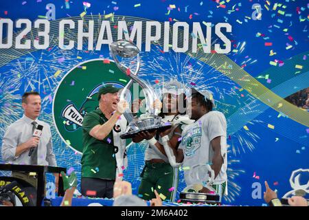 Broken Arrow, Oklahoma, USA. 2. Januar 2023. Tulane Green Wave Head Coach WILLIE FRITZ hebt die Trophäe „Cotton Bowl 2023“ mit Hilfe von Tulane Green Wave Linebacker DORIAN WILLIAMS (2) und Tulane Green Wave Running Back TYJAE SPEERS an (Bild: © Gregory Dodds/ZUMA Press Wire) Stockfoto