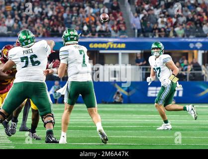 Arlington, Texas, USA. 2. Januar 2023. Tulane Green Wave Quarterback MICHAEL PRATT (7) sucht in der Mitte nach Tulane Green Wave Tight End ALEX BAUMAN (87). (Kreditbild: © Gregory Dodds/ZUMA Press Wire) Stockfoto