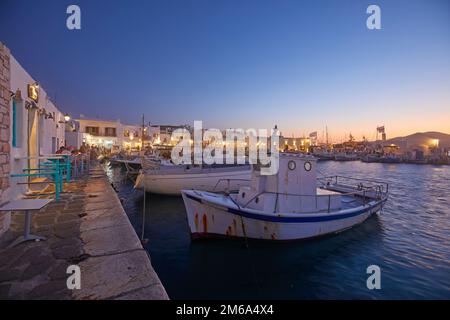 Der kleine Hafen von Naousa Dorf in Paros, Kykladen, Griechenland Stockfoto