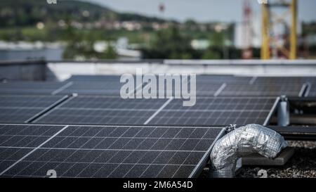 Sonnenkollektoren auf dem Dach Stockfoto