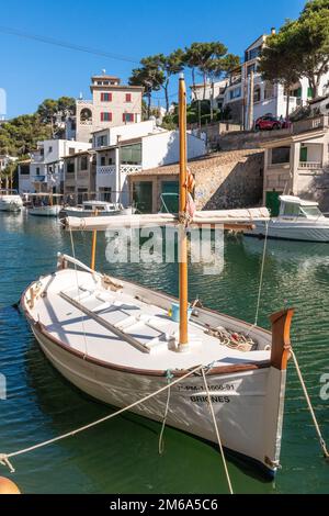 Ein typisches mallorquinisches Fischerboot (Llaüt) in Cala Figuera an der Ostküste von Mallorca. Stockfoto