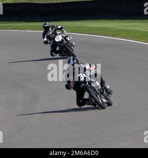 Nr. 3, ein BMW R57-Kompressor mit 1928 500cc ccm, ist Nr. 11, ein weiterer BMW R57-Kompressor von 1929 bei der Goodwood Revival 2022 Stockfoto