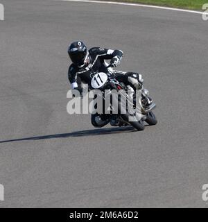 1929 BMW R57 Kompressor 500cc Motorrad Nr. 11 bei der Goodwood Revival 2022 Stockfoto