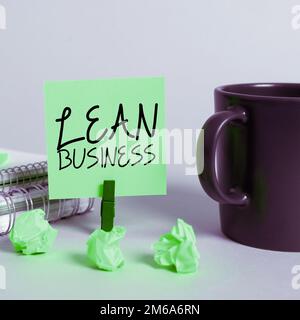 Schild mit der Aufschrift Lean Business. Verbesserung der Geschäftsidee zur Minimierung von Verschwendung ohne Einbußen bei der Produktivität Stockfoto