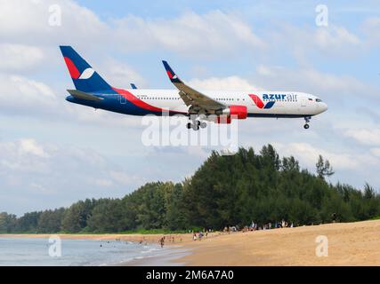 Azur Air Boeing 767 Flugzeug über Phuket Flughafen Strand. Flugzeug 767-300ER von AzurAir über Mai Khao Beach. Flugzeug RA-73079 von Azur Airlines über dem Strand. Stockfoto