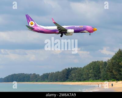 NOK Air Boeing 737 Flugzeug fliegt über Mai Khao Beach in der Nähe des Flughafens Phuket. Flugzeug 737-800 von NokAir Thailand (NOK Air Thailand). Stockfoto