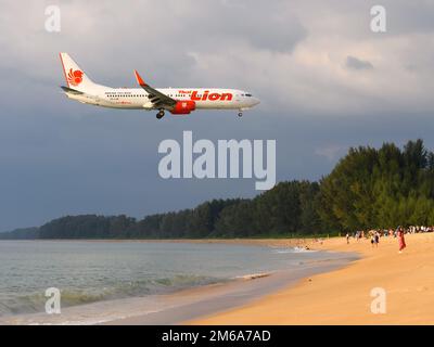 Thai Lion Air Boeing 737 Flugzeug über Mai Khao Beach. Flugzeug 737-800 von Thai LionAir über Phuket Airport Beach. Flugzeug über dem Strand. Stockfoto
