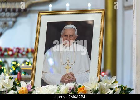 Bangkok, Thailand. 03. Januar 2023. Ein Foto des verstorbenen Papstes an der Rosenkirche während der Hommage an den Tod des Papstes Emeritus Benedict XVI Der verstorbene Papst Emeritus Benedikt XVI. Starb am 31. Dezember 2022 im Alter von 95 Jahren im Kloster Hook Ecclesiae im Vatikan. (Foto: Peerapon Boonyakiat/SOPA Images/Sipa USA) Guthaben: SIPA USA/Alamy Live News Stockfoto