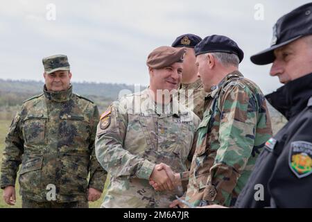 USA Army Major Kevin Mott, Commander, Charlie Company, 2. Infanterie-Bataillon, 4. Sicherheitsstreitkräfte-Brigade, erhält eine Münze der Anerkennung durch Royal Netherlands Navy ADM. Rob Bauer, 33. Vorsitzender des Militärausschusses der NATO, im Ausbildungsgebiet Novo Selo, Bulgarien, 21. April 2022. Die 4. SFAB arbeitet mit ausgewählten alliierten und Partner Landstreitkräften zusammen, um die interne Leistungsfähigkeit und Interoperabilität zur Unterstützung der USA zu verbessern Ziele der Sicherheitszusammenarbeit der Armee Europa und Afrika. Dies bietet USAREUR-AF die Möglichkeit, die Interoperabilität der kombinierten Streitkräfte in einem Umfeld gegenseitiger lea zu verbessern Stockfoto