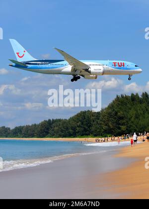 TUI Airways Boeing 787 über Mai Khao Beach in der Nähe des Flughafens Phuket. Flugzeug 787-8 fliegt über touristischen Strand. Ebene 787. Stockfoto