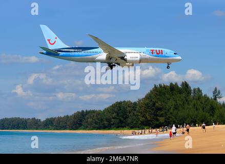 TUI Airways Boeing 787 Flugzeug über Mai Khao Beach in der Nähe des Flughafens Phuket. Flugzeug 787-8 fliegt über touristischen Strand. Ebene 787. Stockfoto