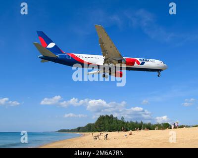 Azur Air Boeing 767 Flugzeug über Phuket Flughafen Strand. Flugzeug 767-300ER von AzurAir über Mai Khao Beach. Flugzeug RA-73080 von Azur Airlines über dem Strand. Stockfoto