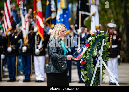 Jana Černochová, Verteidigungsministerin der Tschechischen Republik, nimmt am 21. April 2022 am Grab des unbekannten Soldaten auf dem Nationalfriedhof Arlington, Arlington, Virginia, an einer Zeremonie der Streitkräfte mit voller Ehrenwürdigkeit Teil. Stockfoto