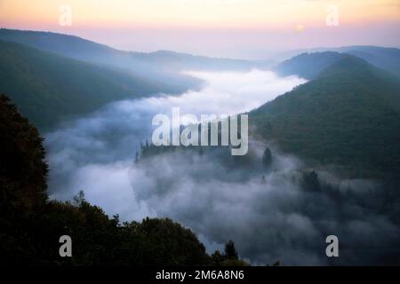 Sonnenaufgang über dem Saartal bei Mettlach, Saarland, Deutschland Stockfoto