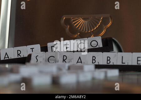 Ein spezielles Scrabble-Board im Art-Deco-Stil mit Buchstabensteinen, die Art-Deco-Scabble schreiben Stockfoto