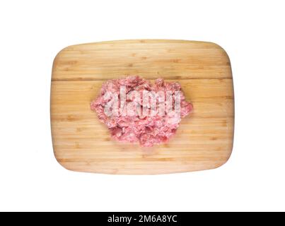 Hackfleisch von Schweinefleisch auf einem Holzbrett mit weißem Hintergrund. Stockfoto