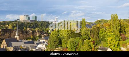 Luxemburg-stadt, Luxemburg - Ocotber 1, 2022: Stadtbild von Grund arrea mit europäischem Dschungel Kirchberg im Hintergrund in Luxemburg-Stadt Stockfoto