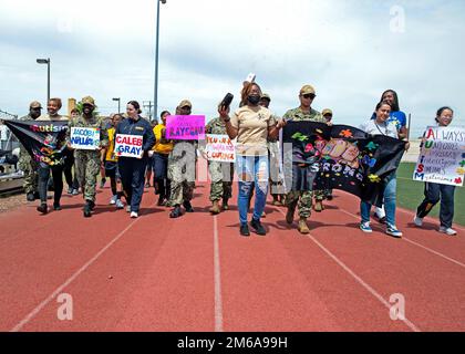 220421-N-NB178-1112 NEWPORT NEWS, VA (22. April 2022) Seeleute, die dem Flugzeugträger zugewiesen sind, nehmen an einem Autismus Walk Teil, um Unterstützung zu zeigen und das Bewusstsein für den Autismus-Sensibilisierungsmonat zu schärfen. Die Pre-Commissioning Unit (PCU) John F. Kennedy (CVN 79) nimmt an einem Autismus Walk Teil. John F. Kennedy ist der zweite Flugzeugträger der Ford-Klasse und befindet sich in der Huntington Ingalls Industries Newport News Shipyard im Bau. Stockfoto