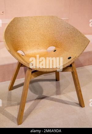 Nahaufnahme des Stuhlcorkigami aus Korkblech und Eiche aus dem Jahr 2013 Stockfoto