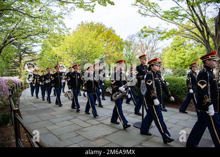 Mitglieder der U.S. Army Band, Pershing’s Own, unterstützen eine Zeremonie der Army Full Honors Wreath-Zeremonie am Grab des Unbekannten Soldaten auf dem Arlington National Cemetery, Arlington, Virginia, 21. April 2022. Der Kranz wurde von Thomas Manger, dem Polizeichef der US Capitol Police, gelegt. US Army, USA, anc, arlington National Cemetery, Stockfoto