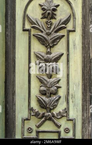Ein Stück eines Musters auf einer alten Holztür Stockfoto