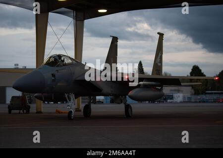 Ein 123. Fighter Squadron F-15C Eagle bereitet sich auf den Start während Nachtflugeinsätzen auf dem Luftwaffenstützpunkt Portland, Oregon, 21. April 2022 vor. Nachtfliegen ist eine grundlegende Trainingsanforderung für die nächtlichen Kompetenzmanöver des Piloten der Oregon Air National Guard. Stockfoto