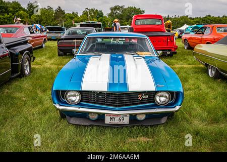 Iola, WI - 07. Juli 2022: Aus der Vogelperspektive, Vorderansicht eines 1969 Chevrolet Camaro Z28 Coupé auf einer lokalen Automesse. Stockfoto