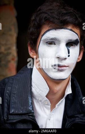 Guy Mime gegen eine alte Mauer. Stockfoto