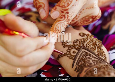 Henna Kunst in Frauenhand Stockfoto