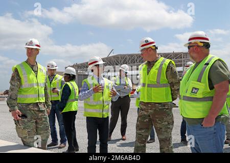 Daniel de Robles, Area Engineer Tulsa District E&C Branch Tinker Air Force Base, Slips SWD USACE Commander, Christopher Beck während eines Besuchs auf dem Luftwaffenstützpunkt Tinker. Während des Besuchs besichtigte Beck Projekte im Tulsa District auf dem Stützpunkt. Er nahm sich auch Zeit, das Team zu treffen und dankte ihnen für ihre Arbeit während seiner Amtszeit als SWD Commander. Beck wird im Mai sein Kommando aufgeben, bevor er als stellvertretender General III Corps nach Fort Hood zieht. Beck und de Robles wurden von Tulsa District Commander, Oberst Scott Preston, Qualitätssicherungsbeauftragter Auftragnehmer Jarin Southerland und anderen Tulsa Di begleitet Stockfoto