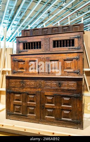 Nahaufnahme des Sideboards, das zwischen 1670 und 1700 aus Eiche und Schruppeisen hergestellt wurde Stockfoto