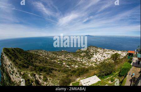 April 24 2022 - Blick auf Anacapri Italien von oben mit blauem Himmel und Meer im Hintergrund Stockfoto