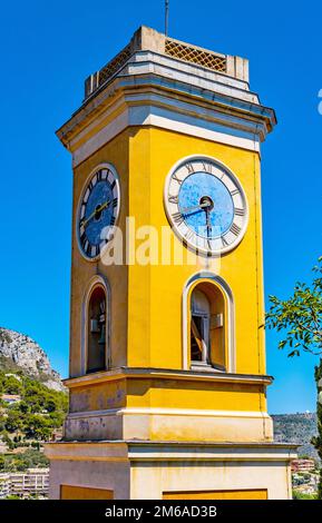 Eze, Frankreich - 1. August 2022: Kirche Our Lady Assumption, Notre Dame de l'Assomption in der historischen Altstadt von Eze, die über dem Azure Cost of Mediterrane liegt Stockfoto