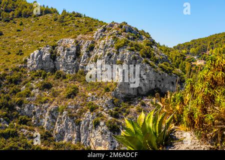 Eze, Frankreich - 1. August 2022: Panoramablick auf die felsige Küste von Alpes mit der Route Avenue Bella Vista auf Azure Kosten des Mittelmeers Stockfoto