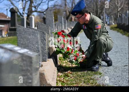 Petty Officer 3rd Class Jacob Dominguez, Mitglied der U.S. International Ice Patrol in Suitland, Maryland, legt am 21. April 2022 einen Kranz auf einem Grab auf dem Fairview Cemetery in Halifax, Nova Scotia. Die Kränze werden später von den Crews der Küstenwache an der Stelle der Titanic-Ruhestätte zurückgelassen. IIP, Eisberge, Internationale Eispatrouille, Titanic, USCG, Stockfoto