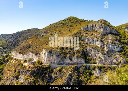 Eze, Frankreich - 1. August 2022: Panoramablick auf die felsige Küste von Alpes mit der Route Avenue Bella Vista auf Azure Kosten des Mittelmeers Stockfoto