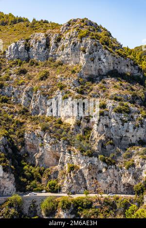 Eze, Frankreich - 1. August 2022: Panoramablick auf die felsige Küste von Alpes mit der Route Avenue Bella Vista auf Azure Kosten des Mittelmeers Stockfoto