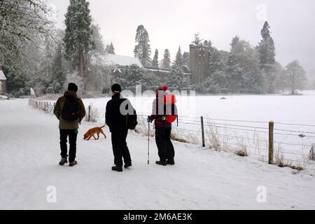 Dunkeld, Schottland, Großbritannien. 3. Januar 2023 Die Temperatur steigt langsam an, und der jüngste Winterschnee beginnt zu schmelzen und verwandelt sich in Matsch. Blick auf den Dom von Dunkeld im niedrigen Nebel und Nieselregen. Kredit: Craig Brown/Alamy Live News Stockfoto